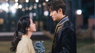 The detective and the king (Image via SBS)